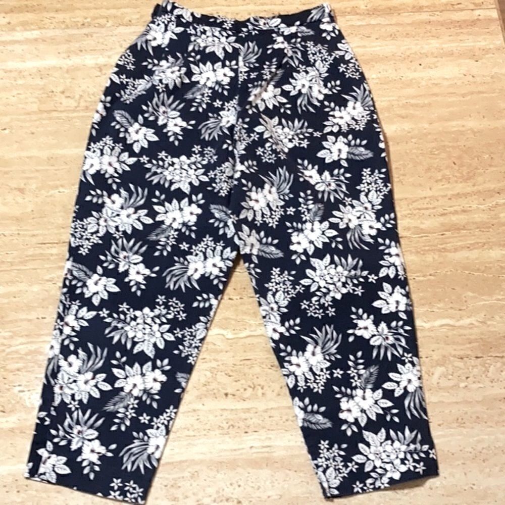 Blue & white Capri pants - Picture 5 of 6